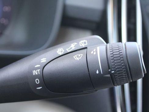 Used 2023 Volvo XC40 B5 Plus w/ Protection Package Premier image 33