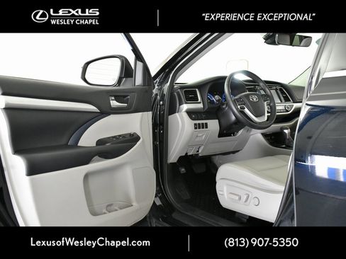 Used 2018 Toyota Highlander XLE image 19
