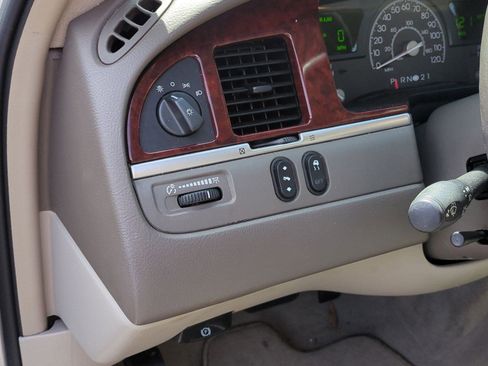 Used 2003 Lincoln Town Car Executive image 16