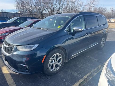 Used 2023 Chrysler Pacifica Limited image 2