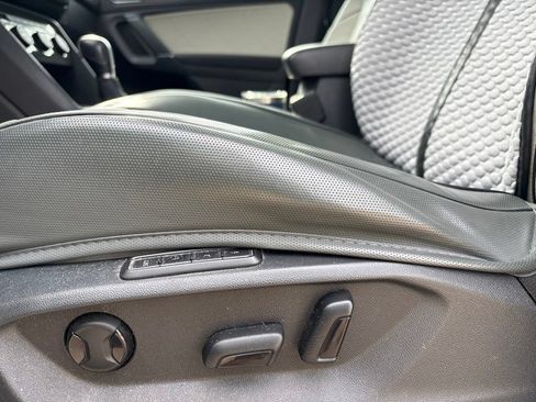 Used 2018 Volkswagen Tiguan SEL Premium w/ R-Line Package FWD image 13