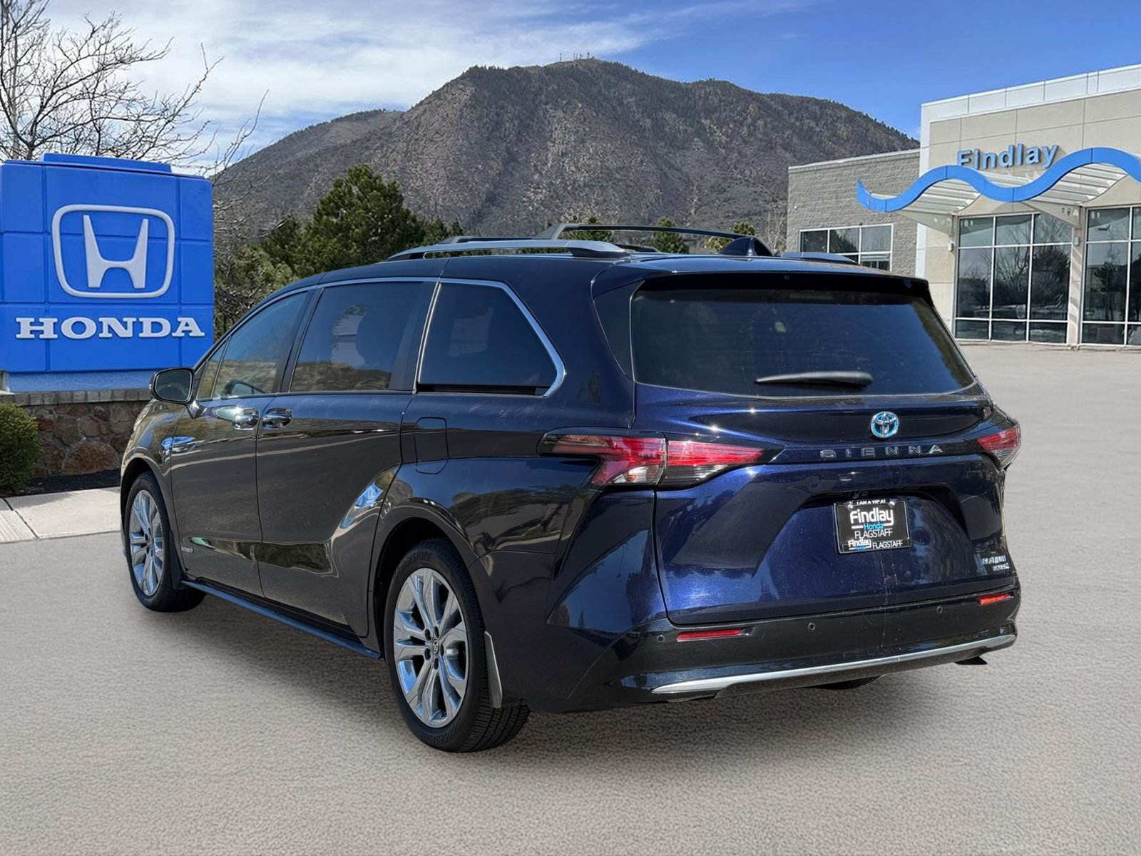 Used 2021 Toyota Sienna Platinum FWD image 4
