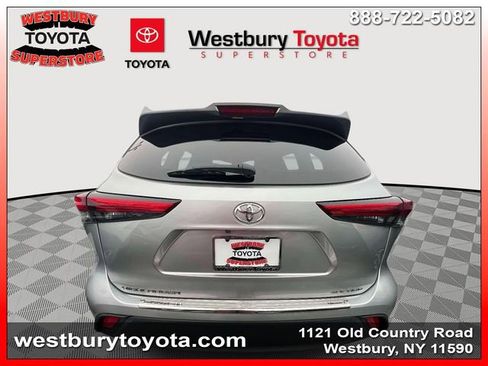 Used 2023 Toyota Highlander XLE image 7