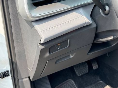 Certified 2025 Volkswagen Tiguan SE AWD/4WD image 30