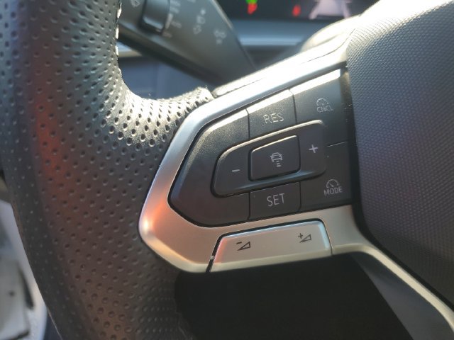 Certified 2025 Volkswagen Tiguan SE R-Line FWD image 31