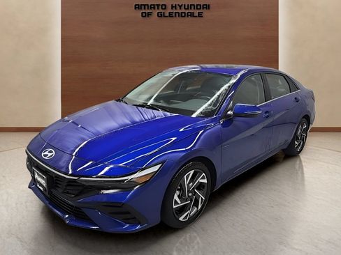 Certified 2025 Hyundai Elantra Limited FWD image 2