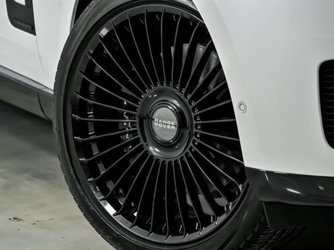 Used 2024 Land Rover Range Rover Long Wheelbase Autobiography image 4