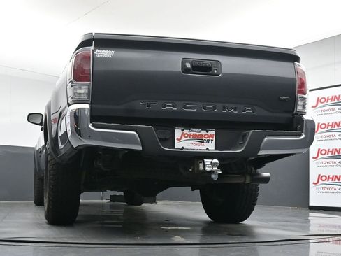 Used 2022 Toyota Tacoma TRD Off-Road AWD/4WD image 36