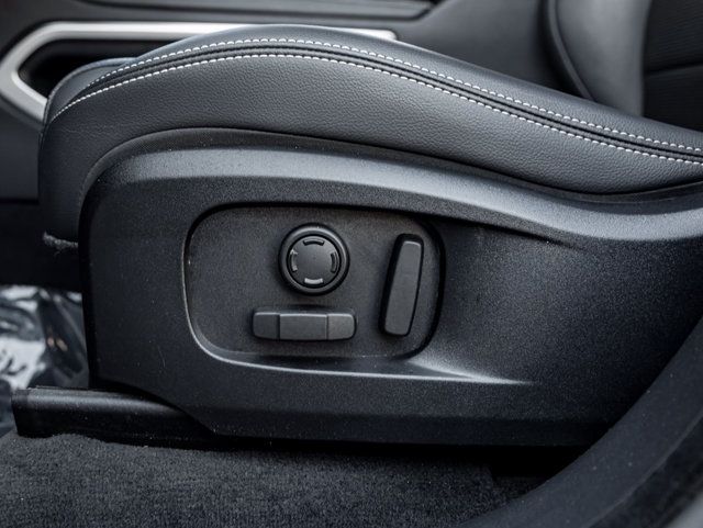 Certified 2025 Jaguar F-PACE R-Dynamic S AWD/4WD image 16