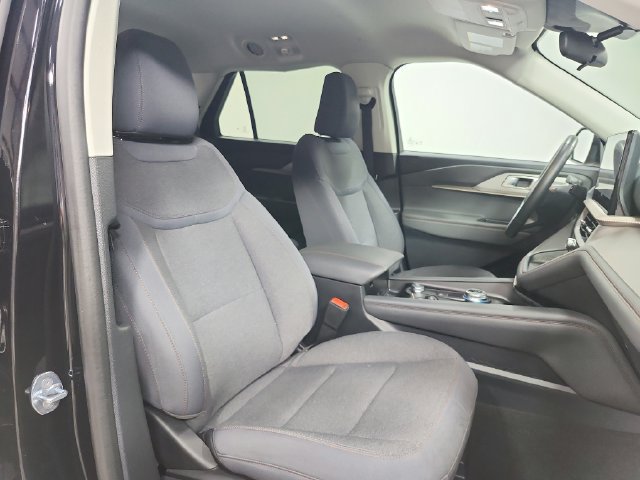 Used 2025 Ford Explorer Active AWD/4WD image 38