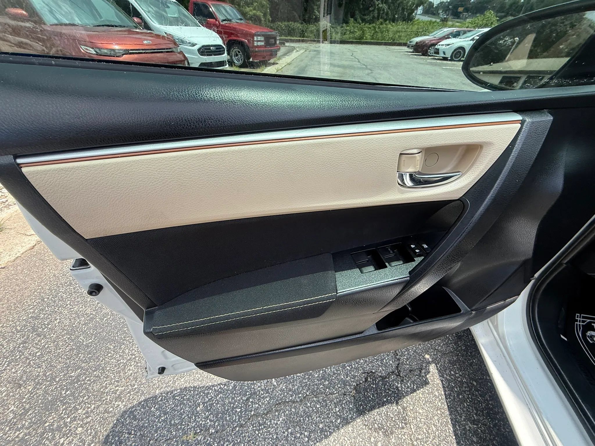 Used 2014 Toyota Corolla LE FWD image 15
