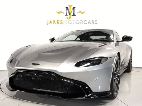 Used 2022 Aston Martin V8 Vantage Coupe image 19