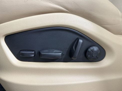 Certified 2023 Porsche Cayenne Platinum Edition image 40