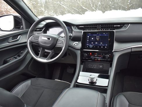 Used 2024 Jeep Grand Cherokee Altitude image 33