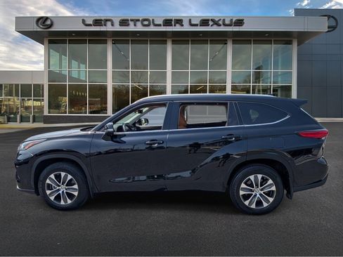 Used 2022 Toyota Highlander XLE AWD/4WD image 6