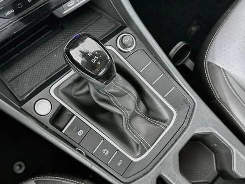 Used 2025 Volkswagen Jetta SE FWD image 24