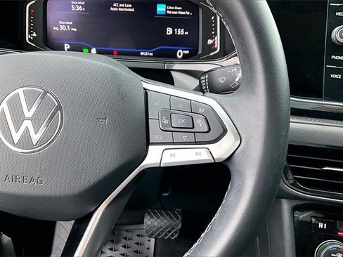 Used 2022 Volkswagen Taos SEL image 12