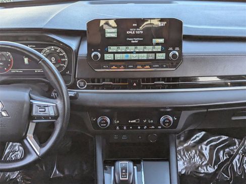 Used 2024 Mitsubishi Outlander AWD image 14