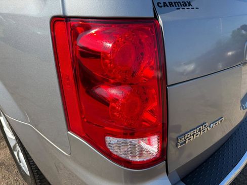 Used 2018 Dodge Grand Caravan SXT FWD image 12
