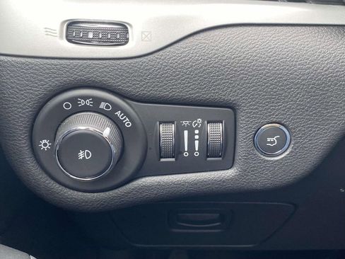 Used 2018 Jeep Cherokee Latitude Plus w/ Comfort/Convenience Group image 20