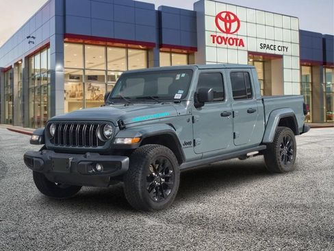 Used 2025 Jeep Gladiator Sport AWD/4WD image 2