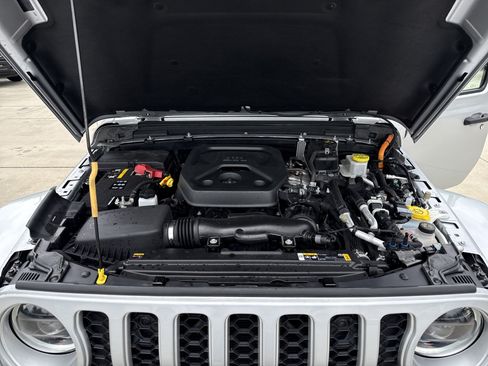 Used 2023 Jeep Wrangler Unlimited Sahara w/ Cold Weather Group AWD/4WD image 33
