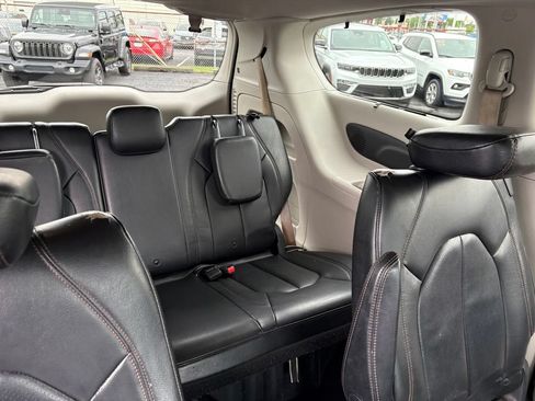 Used 2017 Chrysler Pacifica Touring-L Plus FWD image 13