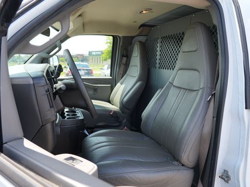 Used 2018 Chevrolet Express 2500 RWD image 16