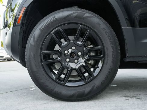 Used 2025 Land Rover Defender 110 S image 13