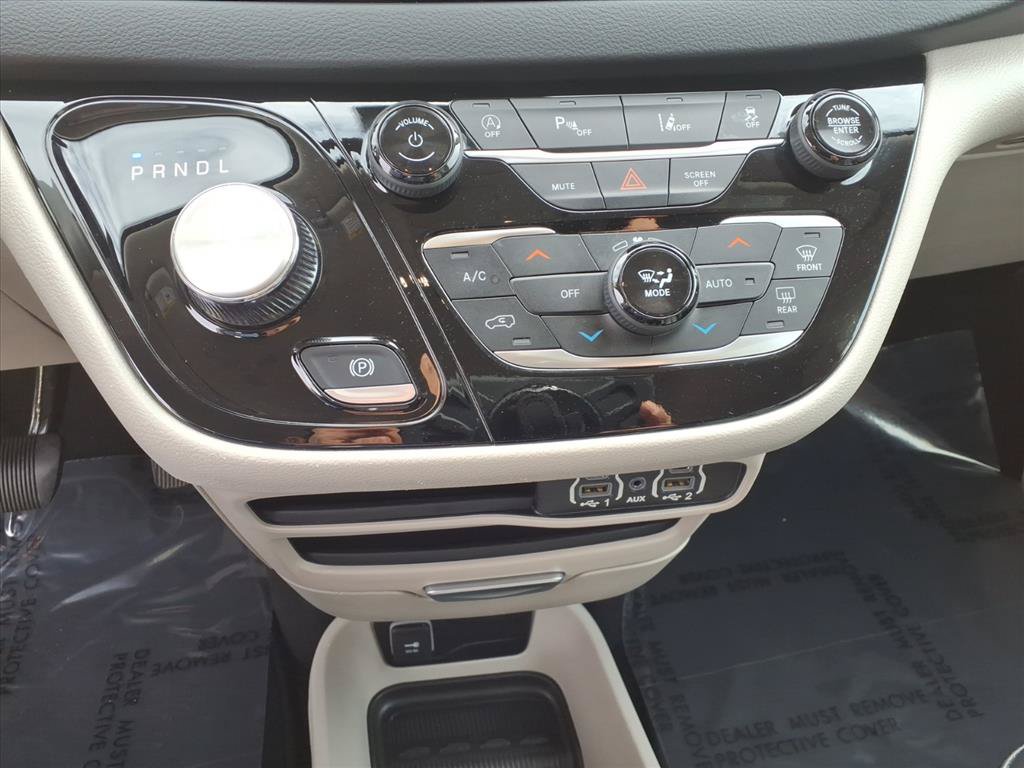 Used 2023 Chrysler Pacifica Touring-L FWD image 15