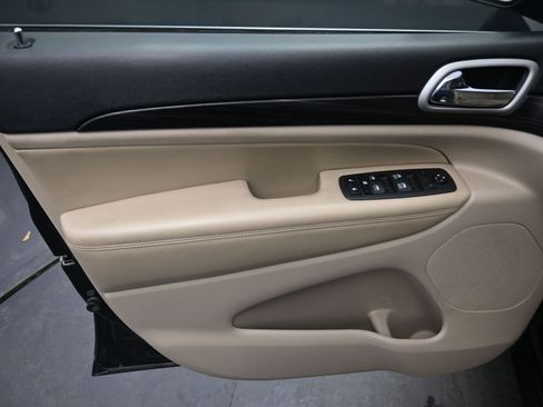 Used 2022 Jeep Grand Cherokee Laredo E image 13