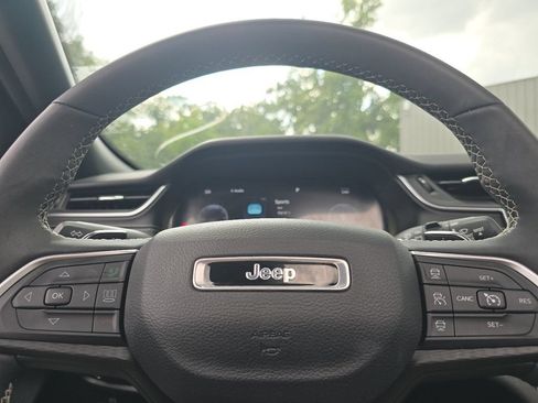 Used 2023 Jeep Grand Cherokee Altitude AWD/4WD image 25