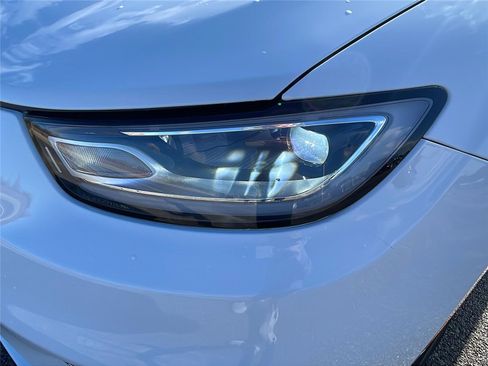 Used 2023 Chrysler Pacifica Touring-L image 9