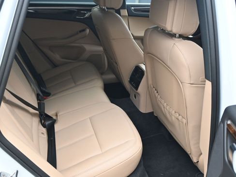 Certified 2025 Porsche Macan image 10