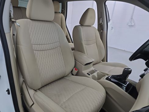 Used 2017 Nissan Rogue SV w/ SV Premium Package image 10