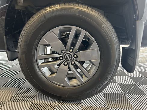 Used 2025 Nissan Frontier SV image 9