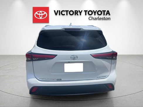 Used 2022 Toyota Highlander XLE AWD/4WD image 4