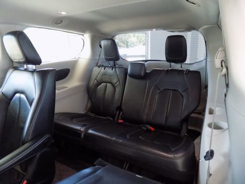 Used 2022 Chrysler Pacifica Touring-L FWD image 22