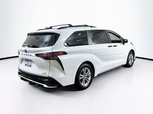 Used 2023 Toyota Sienna XSE w/ XSE Plus Package AWD/4WD image 5