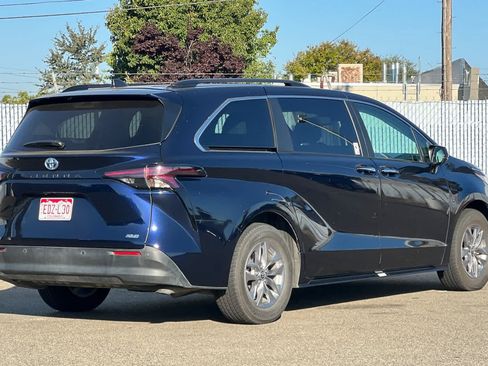 Used 2025 Toyota Sienna XLE FWD image 3