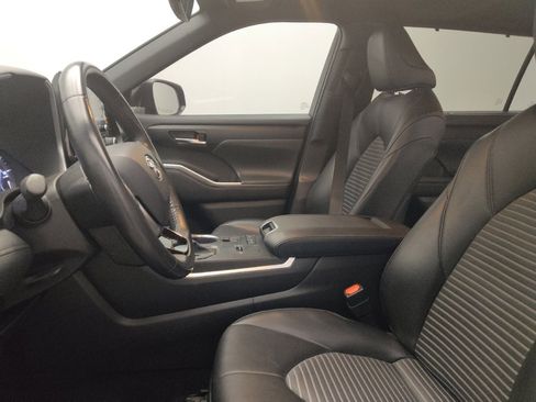 Used 2021 Toyota Highlander XSE FWD image 17