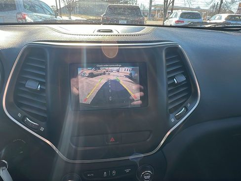 Used 2019 Jeep Cherokee Latitude w/ Cold Weather Group image 28