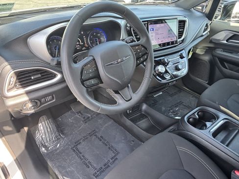 Used 2024 Chrysler Pacifica Touring FWD image 18
