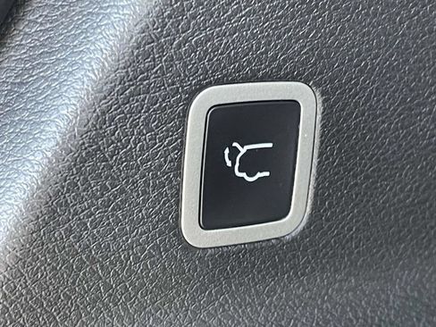 Used 2025 Chrysler Pacifica Limited FWD image 43