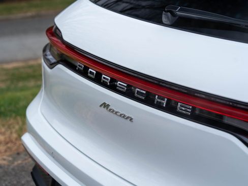 Certified 2025 Porsche Macan AWD/4WD image 16