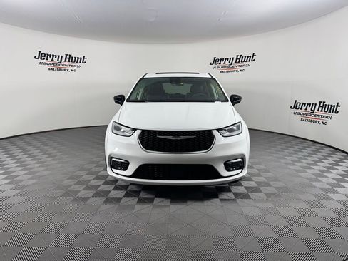 Used 2024 Chrysler Pacifica Limited image 6