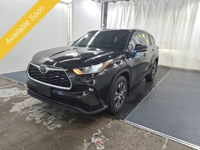 Used 2021 Toyota Highlander XLE AWD/4WD image 1