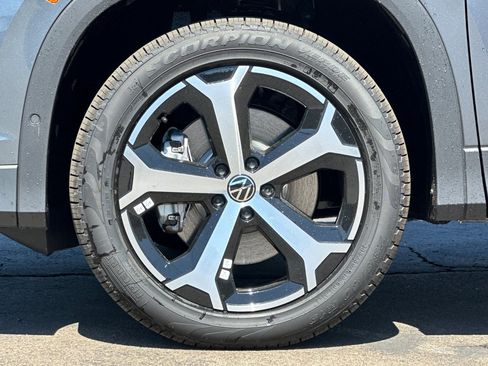 New 2025 Volkswagen Tiguan SE image 25