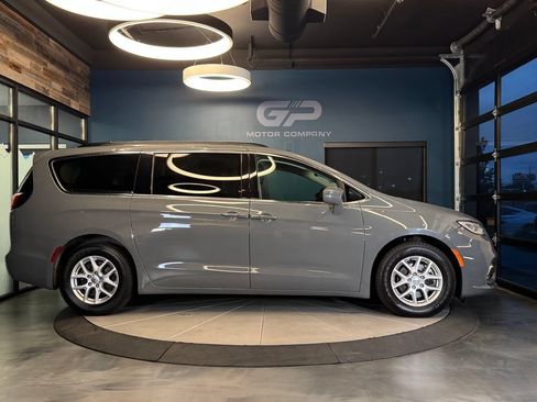 Used 2022 Chrysler Pacifica Touring-L FWD image 2