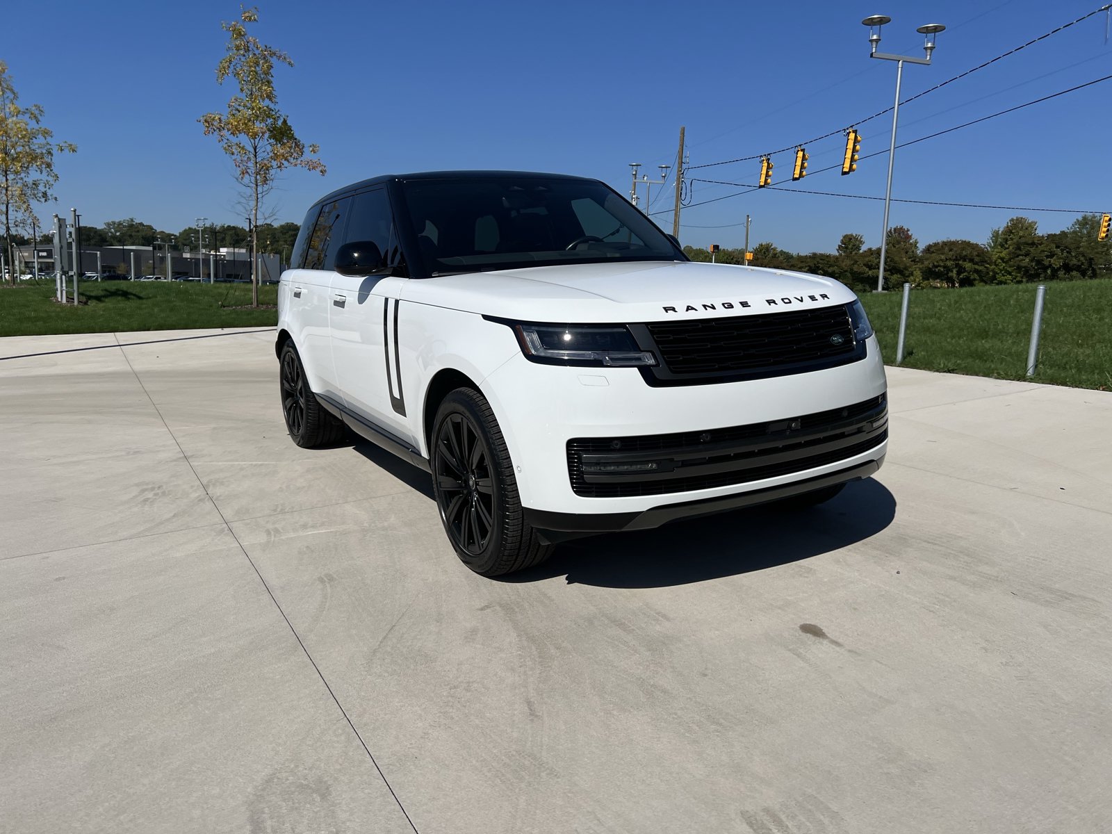 Used 2025 Land Rover Range Rover SE AWD/4WD image 2